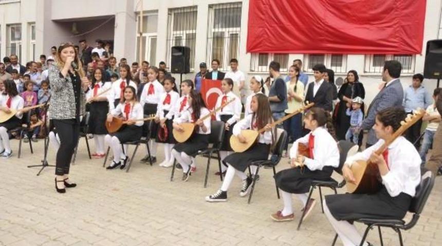 Nihal &Ouml;ğretmen'in &Ouml;ğrenci Korosu Derecik'te 23 Nisan'a Renk Kattı