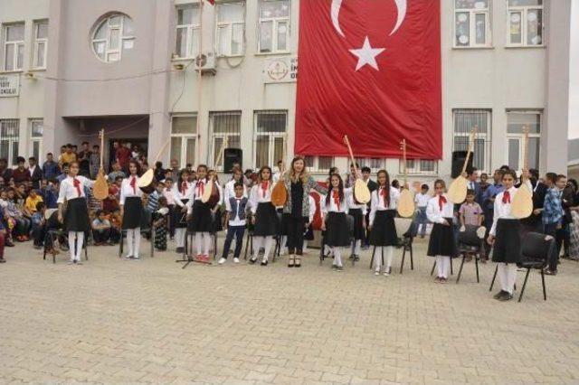 Nihal Öğretmen'in Öğrenci Korosu Derecik'te 23 Nisan'a Renk Kattı