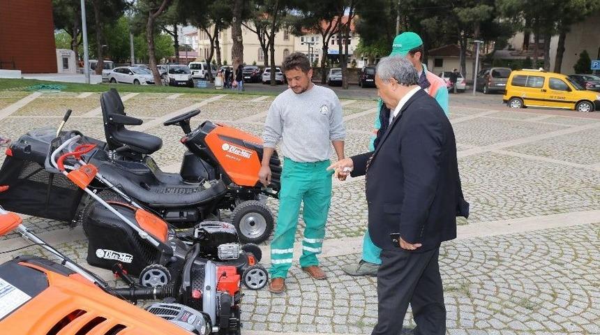 Burhaniye&rsquo;de Yeşil Alanların Bakımları Modern Aletlerle Yapılacak