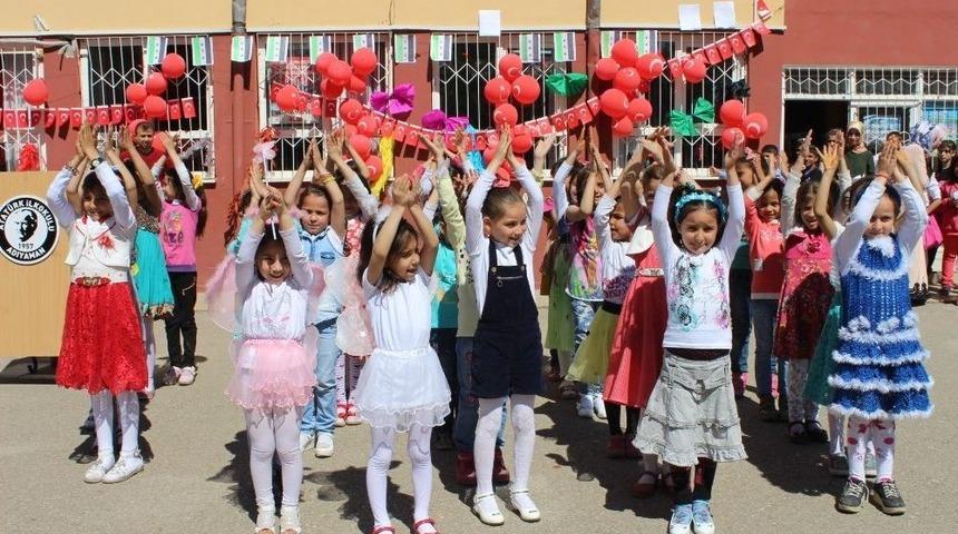 Suriyeli &Ccedil;ocuklardan 23 Nisan Kutlaması