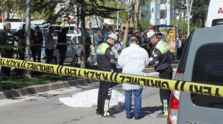 Kamyon &Ccedil;arpan Yaşlı Adam Ve Bakıcısı &Ouml;ld&uuml;