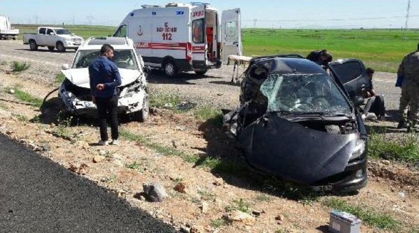 Şırnak'ta Polis Memurunun Otomobili Başka Otomobille &Ccedil;arpıştı: 1 Polis &Ouml;ld&uuml;, 2'si&nbsp;Polis 4 Yaralı