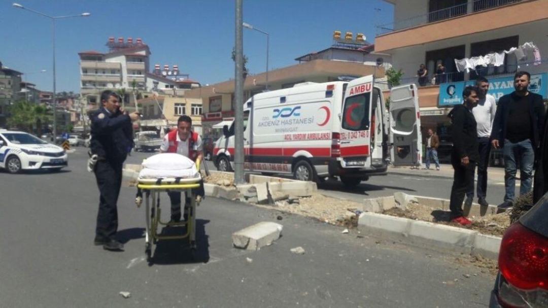 Manavgat&rsquo;ta Otomobil &Ccedil;i&ccedil;ek Diken İş&ccedil;ilere &Ccedil;arptı: 3 Yaralı