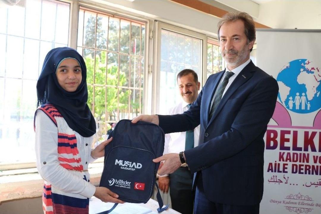 M&uuml;siad Gaziantep Şubesinden Suriyeli &Ouml;ğrencilere Kırtasiye Yardımı