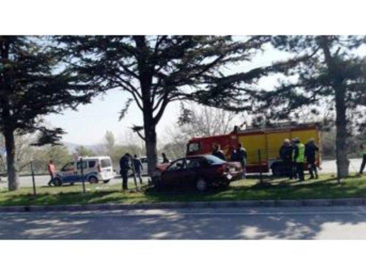Refüjdeki Ağaca Çarpan Otomobilde Anne Öldü, Kızı Yaralandı