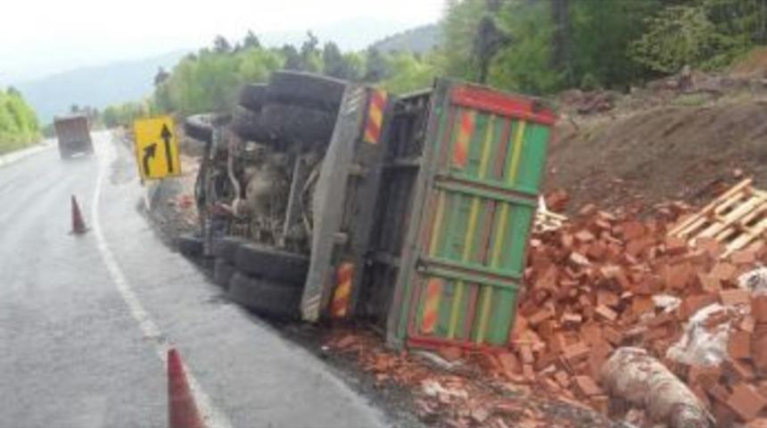 Tuğla Y&uuml;kl&uuml; Kamyon Devrildi: 1 Yaralı