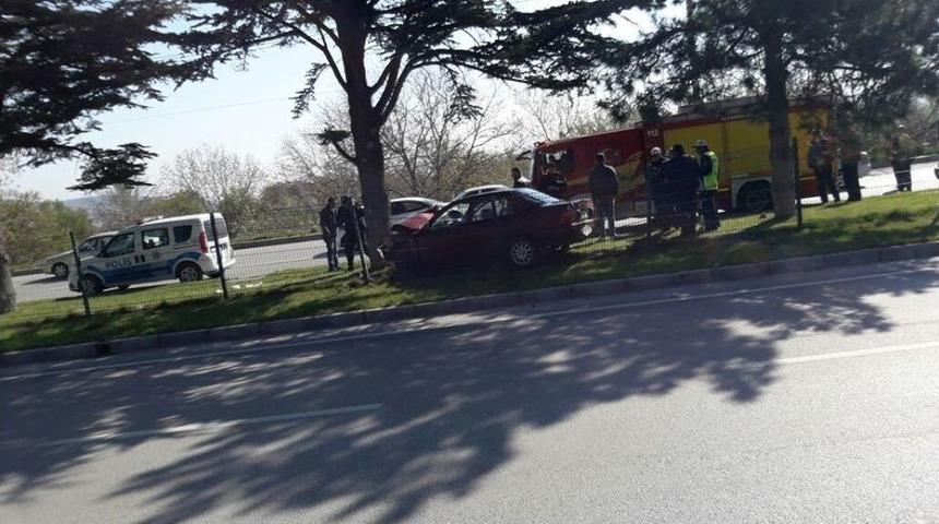 Otomobil Ağaca &Ccedil;arptı: 1 &Ouml;l&uuml;, 2 Yaralı