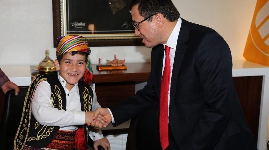 Rekt&ouml;r Kızılay, Koltuğunu &Ouml;zel &Ccedil;ocuklara Devretti