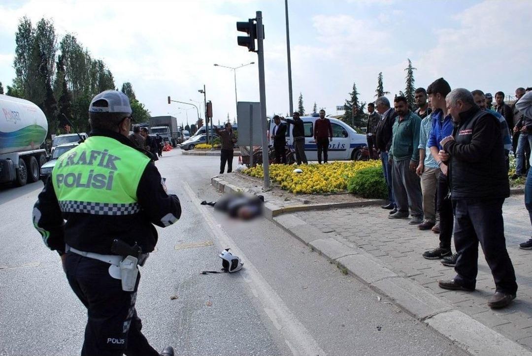 Manisa&rsquo;da Tankerle Motosiklet &Ccedil;arpıştı: 1 &Ouml;l&uuml;