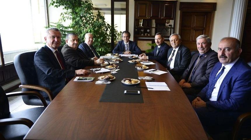 Rektör Özer, Belediye Başkanları İle Üniversitenin Gelişimini Paylaştı