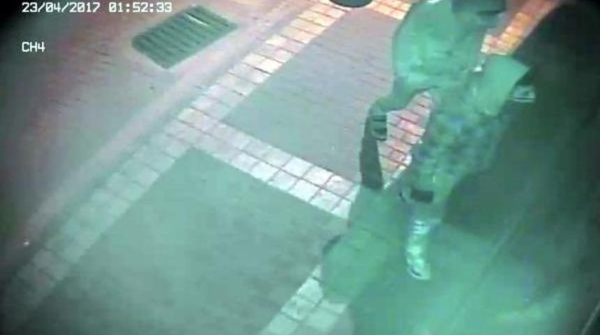 Kuyumcunun Camını Kırıp 2 Kilo G&uuml;m&uuml;ş &Ccedil;aldılar