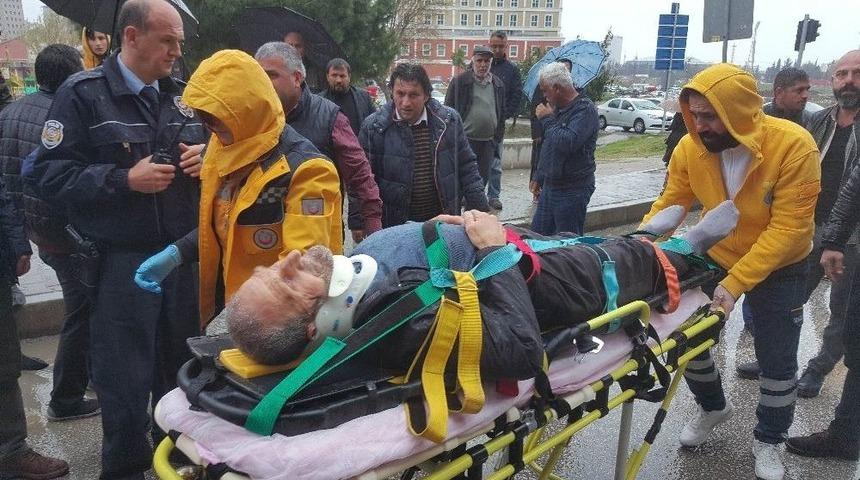 Otomobilin Çarptığı Yaşlı Adam Ölümden Döndü