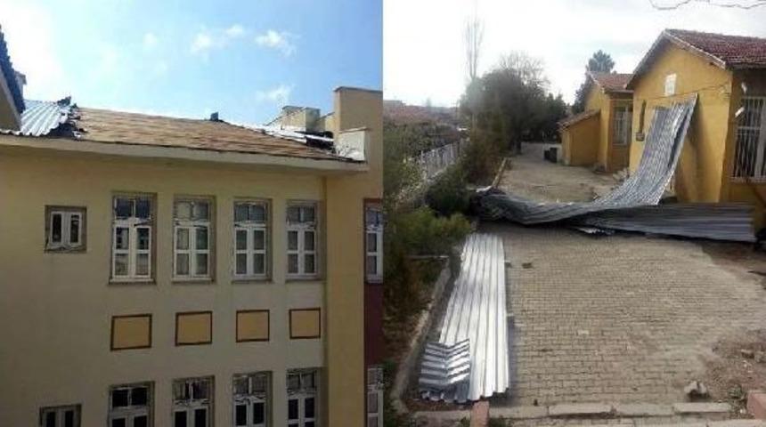Kayseri'de Şiddetli Rüzgar, Okulun Çatısını Uçurdu