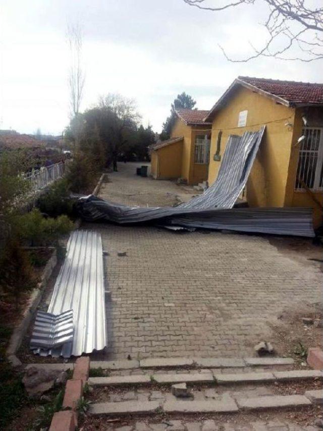 Kayseri'de Şiddetli Rüzgar, Okulun Çatısını Uçurdu