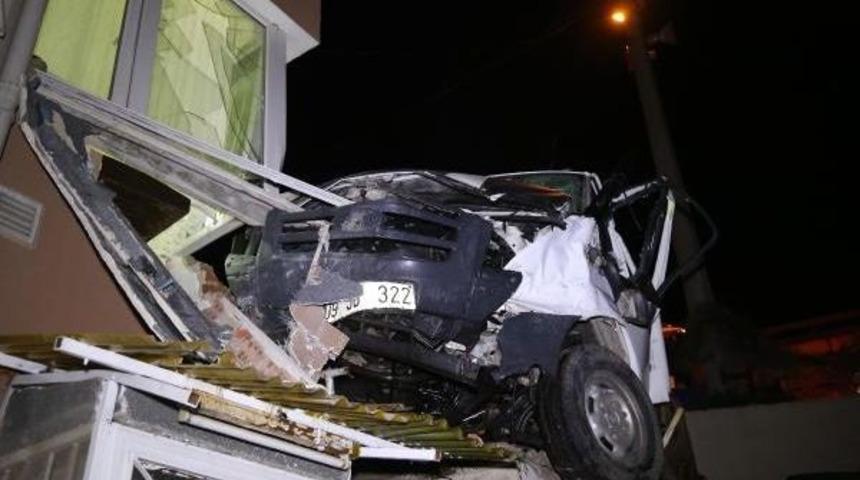 İki Kamyonet &Ccedil;arpıştı, Biri Apartmana, Biri Duvara &Ccedil;arptı: 3 Yaralı