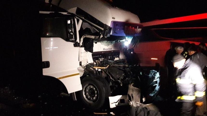 Kaza Yapan Tırda Sıkışan S&uuml;r&uuml;c&uuml; Ağır Yaralandı