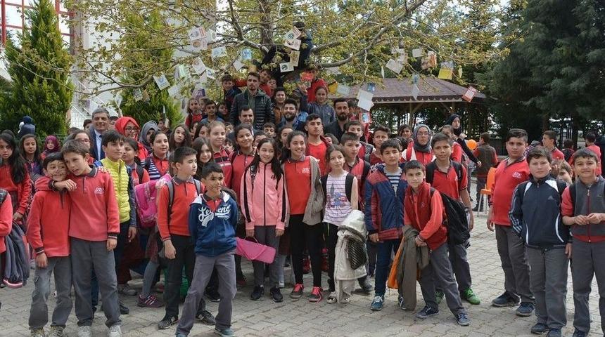 Ağa&ccedil;lar Kitap A&ccedil;tı