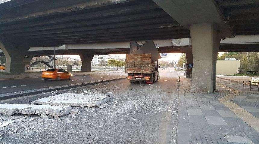 Başkent&rsquo;te Elektrik Panosu Y&uuml;kl&uuml; Kamyon K&ouml;pr&uuml;ye Sıkıştı