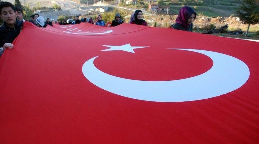 57. Alay İ&ccedil;in 60 Metrelik Bayrakla Y&uuml;r&uuml;d&uuml;ler