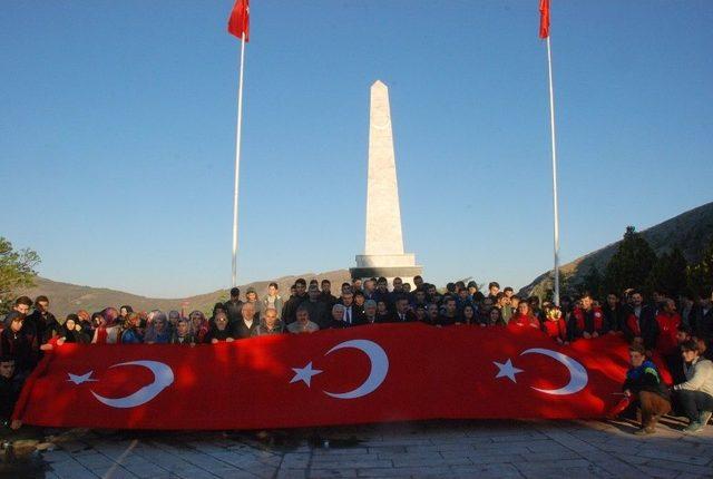 57. Alay İçin 60 Metrelik Bayrakla Yürüdüler