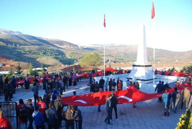 57. Alay İçin 60 Metrelik Bayrakla Yürüdüler