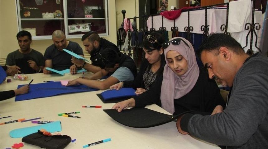 İngiliz Gen&ccedil;ler Ke&ccedil;eden El Sanatları &Uuml;r&uuml;n&uuml; Yaptı