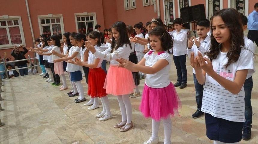 Minik &Ouml;ğrenciler İşaret Diliyle Şarkı S&ouml;yledi