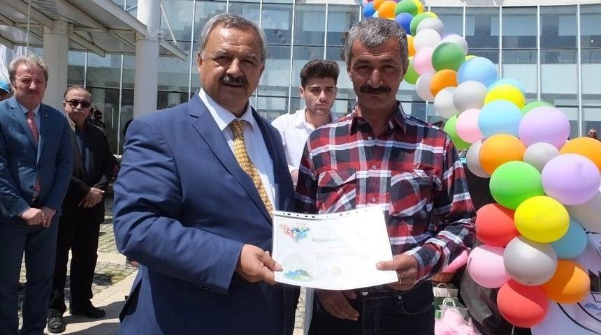 Burhaniye&rsquo;de &Ccedil;evreci Vatandaşa Teşekk&uuml;r Belgesi