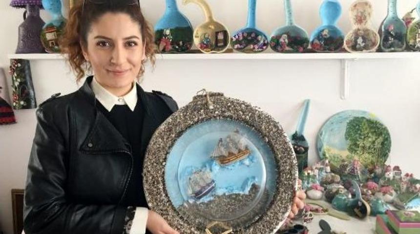 Kadınlar Atık Malzemeler Süs Eşyası Yapıyor