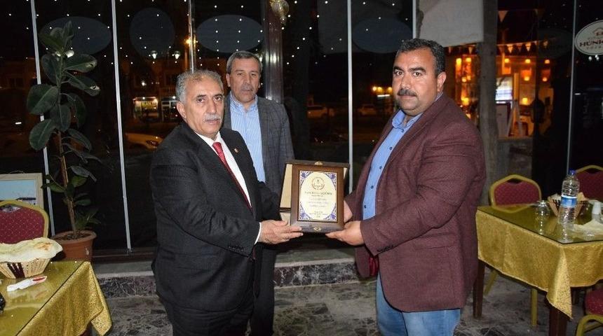 M&uuml;d&uuml;r Ateş&rsquo;ten Vekile Aky&uuml;rek&rsquo;e Teşekk&uuml;r Plaketi