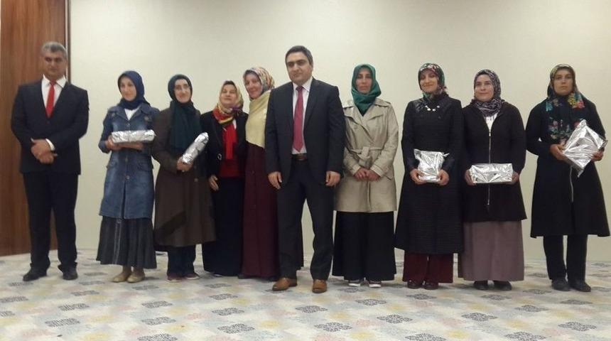 Kitap Kurdu Veliler &Ouml;d&uuml;llendirildi