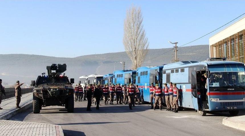 Vali Ve Alay Komutanı Dinleniyor