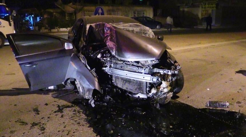 Konya&rsquo;da Otomobil Elektrik Direğine &Ccedil;arptı: 1 &Ouml;l&uuml;, 1 Yaralı