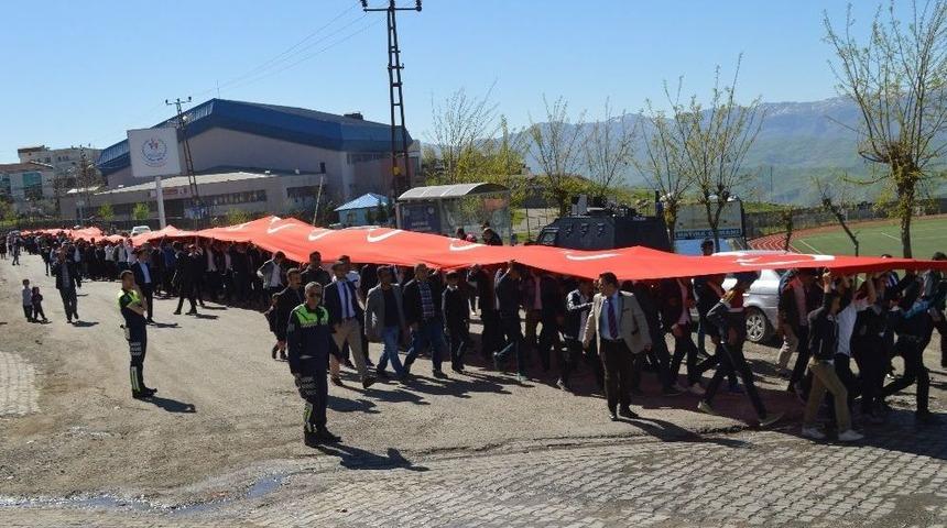 Şırnaklı Gen&ccedil;ler, 57. Alay İ&ccedil;in 102 Metrelik Bayrakla Y&uuml;r&uuml;d&uuml;