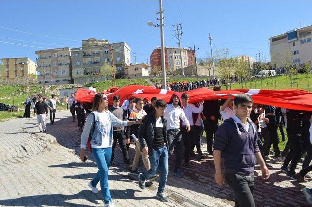 Şırnaklı Gençler, 57. Alay İçin 102 Metrelik Bayrakla Yürüdü