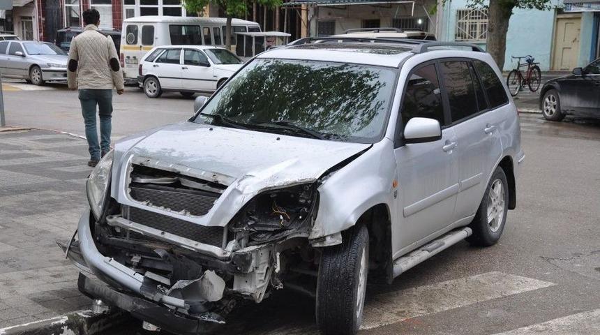 S&uuml;r&uuml;c&uuml;s&uuml;z Trakt&ouml;r 4 Aracı Hurdaya &Ccedil;evirdi