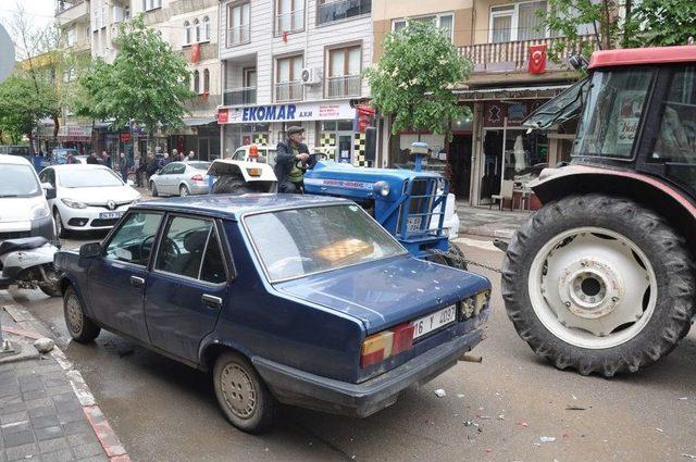 Sürücüsüz Traktör 4 Aracı Hurdaya Çevirdi