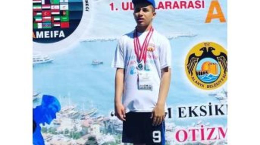 Otizmli &Ccedil;ocuk Madalya İle D&ouml;nd&uuml;