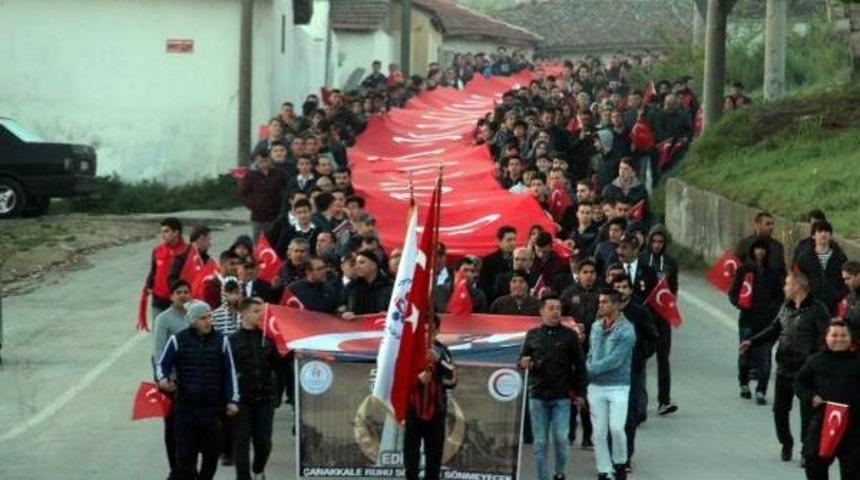 57'nci Alay Vefa Y&uuml;r&uuml;y&uuml;ş&uuml;nde 102 Metrelik T&uuml;rk Bayrağı Taşıdılar