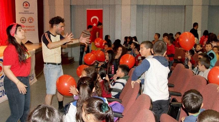 Çocuklar Tiyatroya Doydu