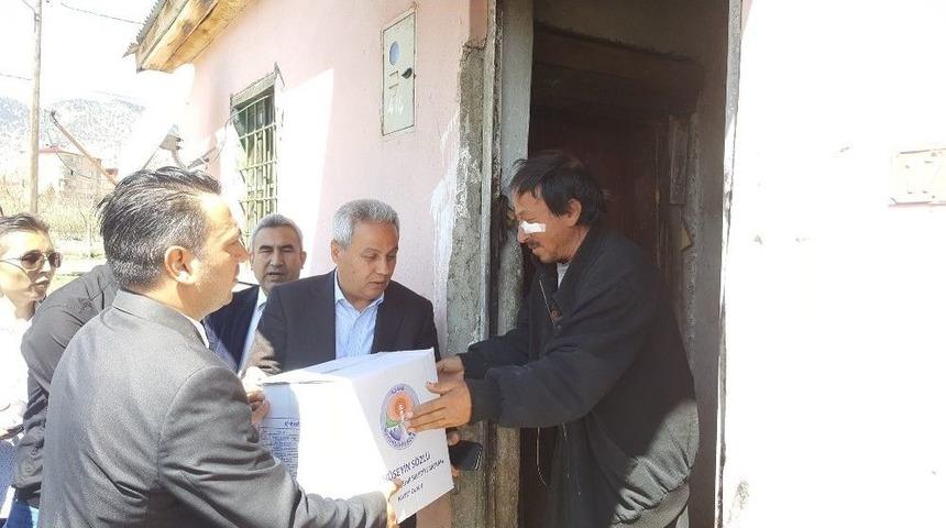 Pozantı&rsquo;da Dar Gelirli Vatandaşlara 150 Koli Yiyecek Dağıtıldı