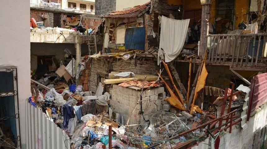 Mersin&rsquo;de Yaşlı Kadının Evinden 4 Kamyon &Ccedil;&ouml;p &Ccedil;ıktı