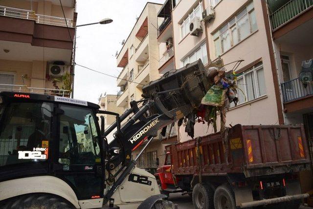 Mersin’de Yaşlı Kadının Evinden 4 Kamyon Çöp Çıktı