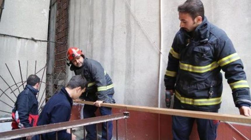 Mahsur Kediyi Kurtaramayınca Tırmanması I&ccedil;in Kalas Bıraktılar