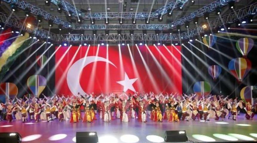 Trt &Ccedil;ocuk Ve Gen&ccedil;lik Halk Oyunları Topluluğu G&ouml;sterisi Ilgiyle Izlendi