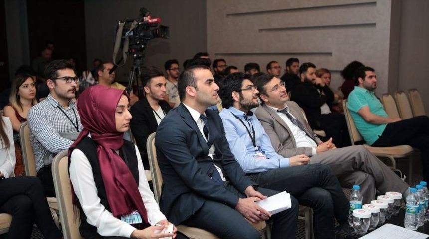 Gen&ccedil;ler Antalya&rsquo;da Yerel Basının Dijital D&ouml;n&uuml;ş&uuml;m&uuml;n&uuml; Tartıştı