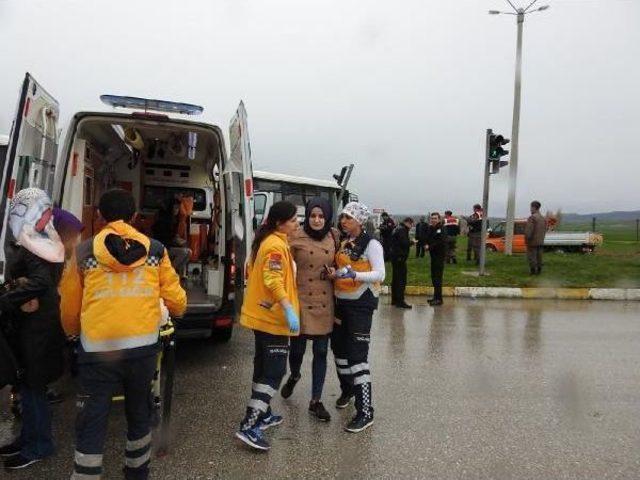 Halk Otobüsü Ile Tır'ın Çarpıştığı Kaza Anı Kamerada