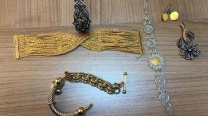 30 Bin Tl Değerinde Altın &Ccedil;almışlardı Yakayı Ele Verdiler