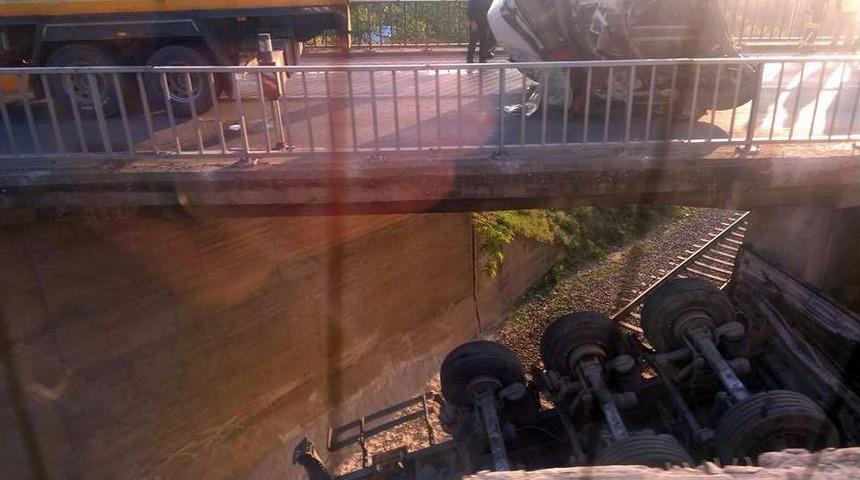 Kamyon K&ouml;pr&uuml;den Demiryoluna D&uuml;şt&uuml;, Tren Seferleri Durdu