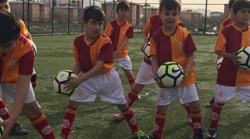 Ağrı&rsquo;da Galatasaray Futbol Okulu Minikleri Sevindirdi